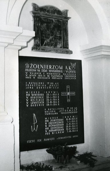 KKE 4907-10.jpg - Fot. Tablica pamiątkowa poświęcona poległym żołnierzom 77pp AK, przełom lat 80-tych/90-tych XX wieku.